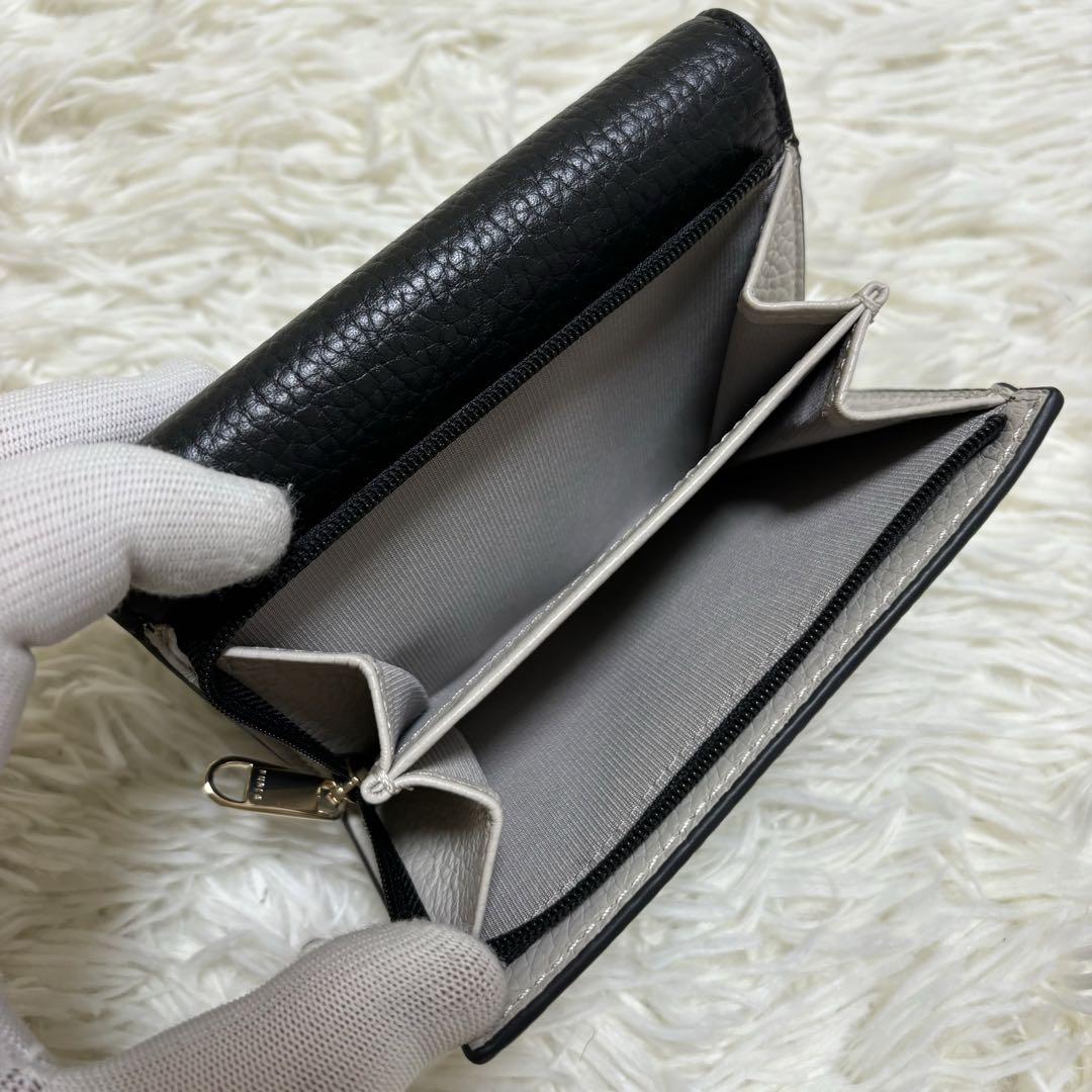 見逃し厳禁！おトクな ダフネ フルラ ✨️美品 三つ折り バイ レザー アーチロゴ 財布 小物