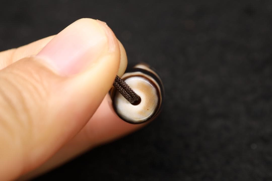 ジービーズ . チベット天珠 。天地紋 (サコナゴ Dzi Tibet