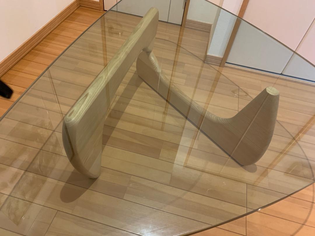 三角形のガラステーブル