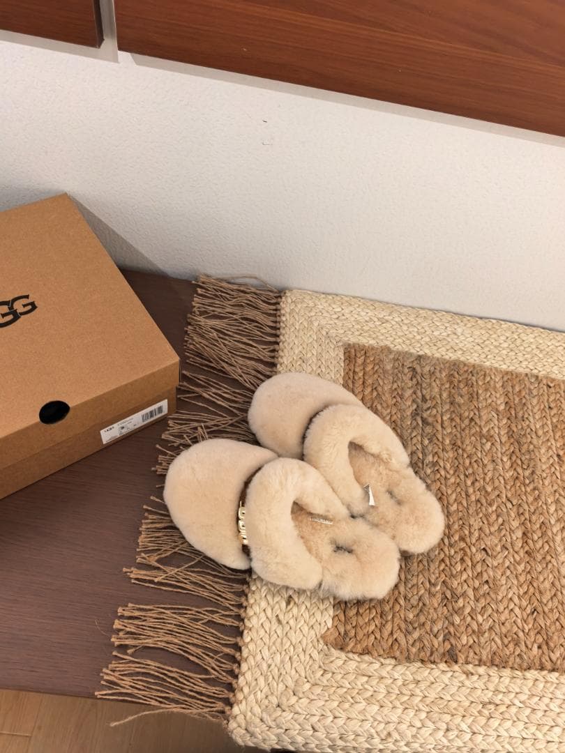 UGG オフホワイトのウールスリッパ サイズ 25cm 冬のファッション