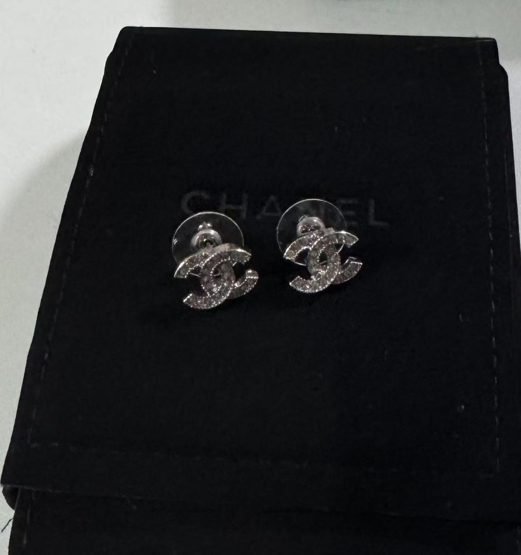 CHANEL ロゴ スタッドピアス CHANEL ロゴデザイン スタッドピアス アクセサリー