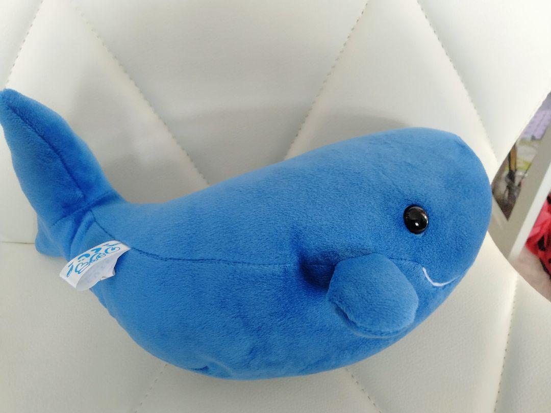 青いクジラ型ぬいぐるみ