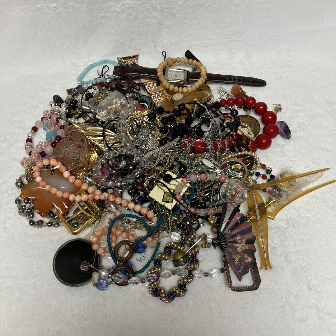 す*ず様 遺品整理　生前整理　アクセサリー　イミテーション　まとめ 遺品整理 生前整理 アクセサリー まとめ売り 総重量4.0kg以上 ②