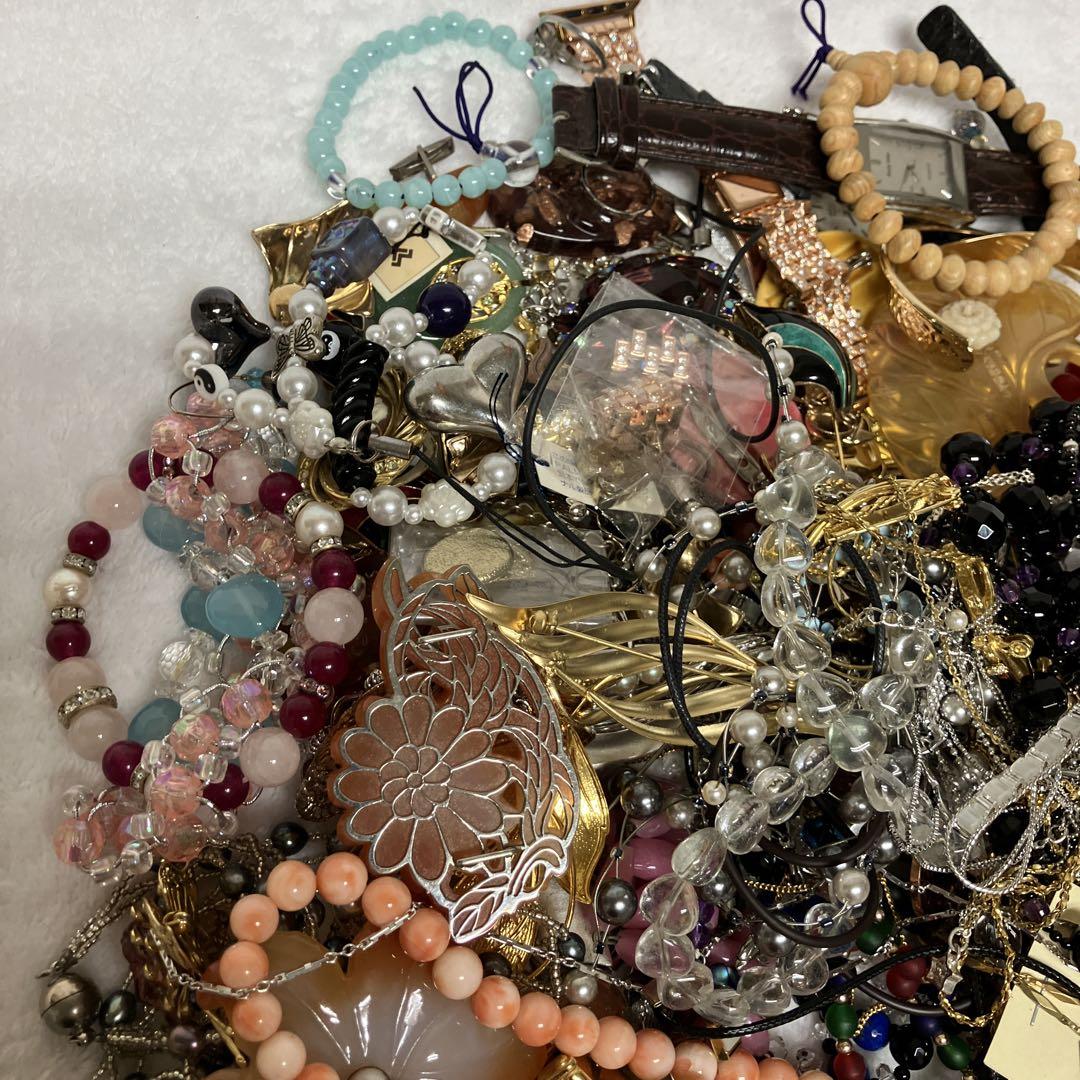 す*ず様 遺品整理　生前整理　アクセサリー　イミテーション　まとめ 遺品整理 生前整理 アクセサリー まとめ売り 総重量3.0kg以上 ④