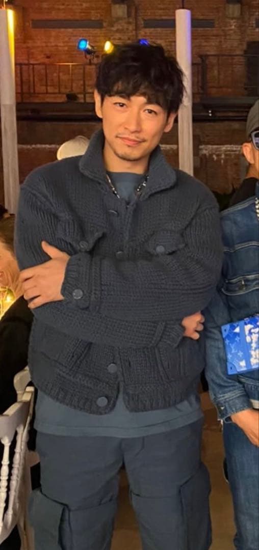 LOUIS VUITTON グレー ニットカーディガン ボタン付き LOUIS VUITTON グレー ニットカーディガン ボタン付き