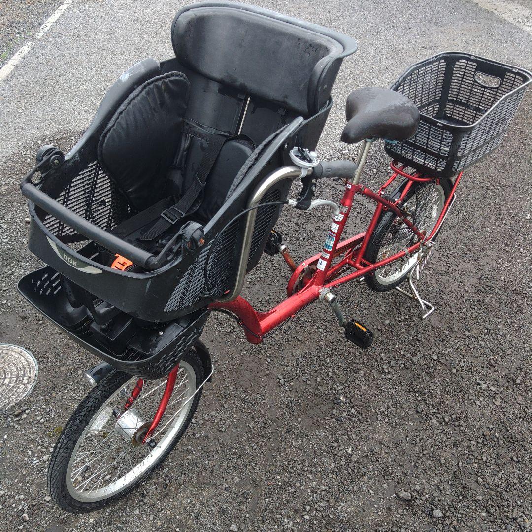 赤いシティサイクル チャイルドシート付き