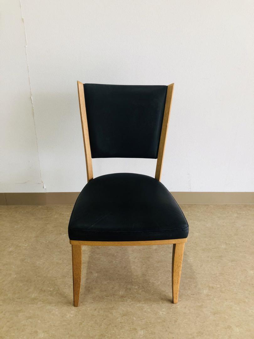 カリモク家具　モダンな黒いダイニングチェア　①