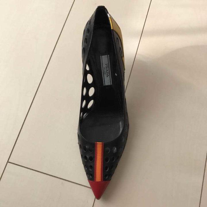 PRADA パンチングパンプス
