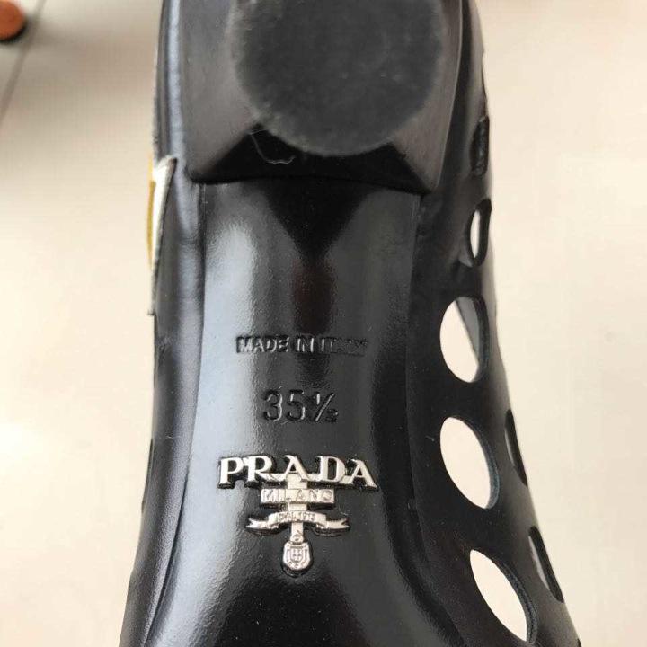 PRADA パンチングパンプス