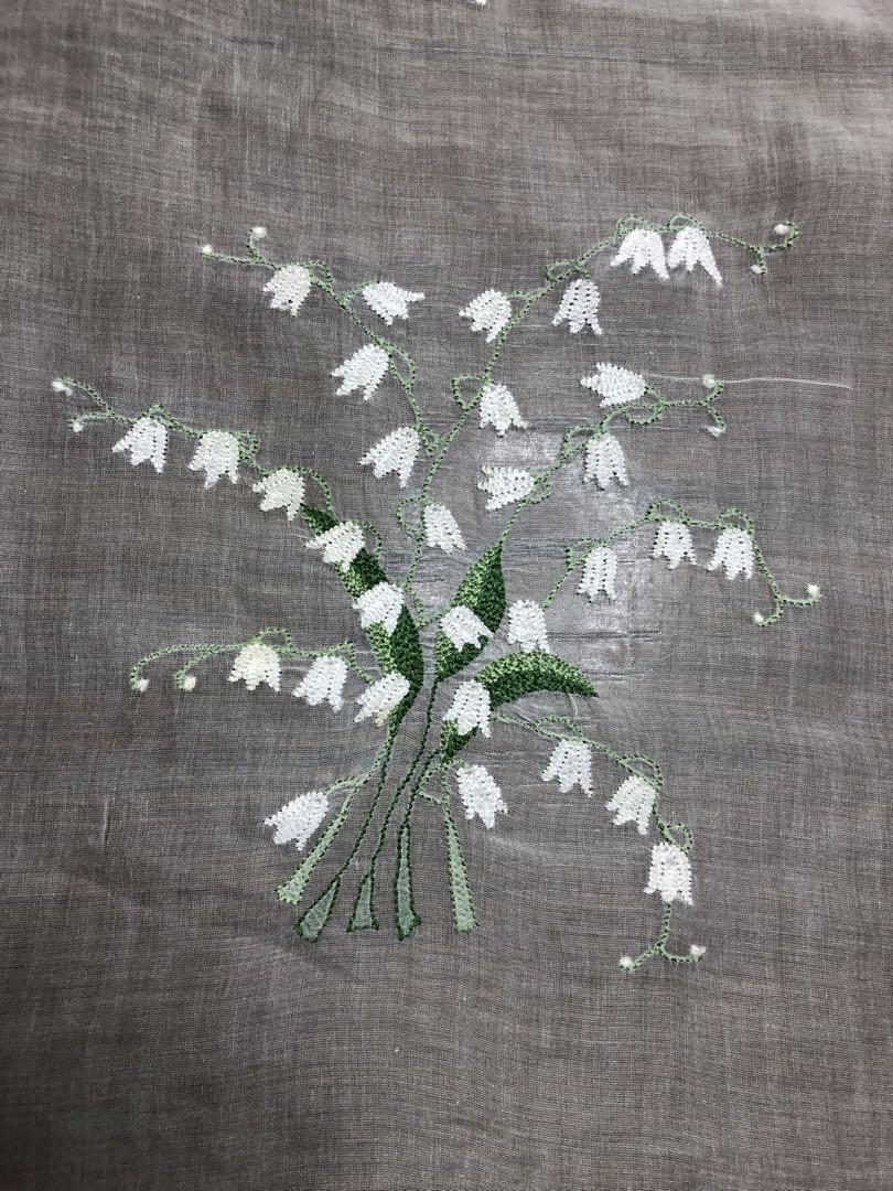フランスアンティークアールヌーボー鈴蘭のブーケ刺繍、オーガンジーのテーブルクロス