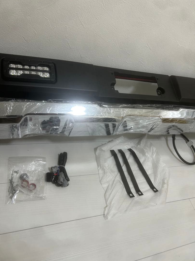 【新品未使用】200系ハイエース ワイド オフロード仕様 LED付きライト 【新品未使用】200系ハイエース ワイド オフロード仕様 LED付きライト