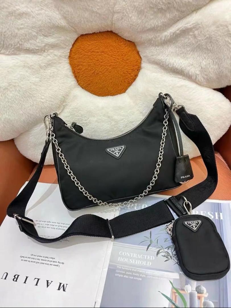 黒いナイロンショルダーバッグ チェーン付き *