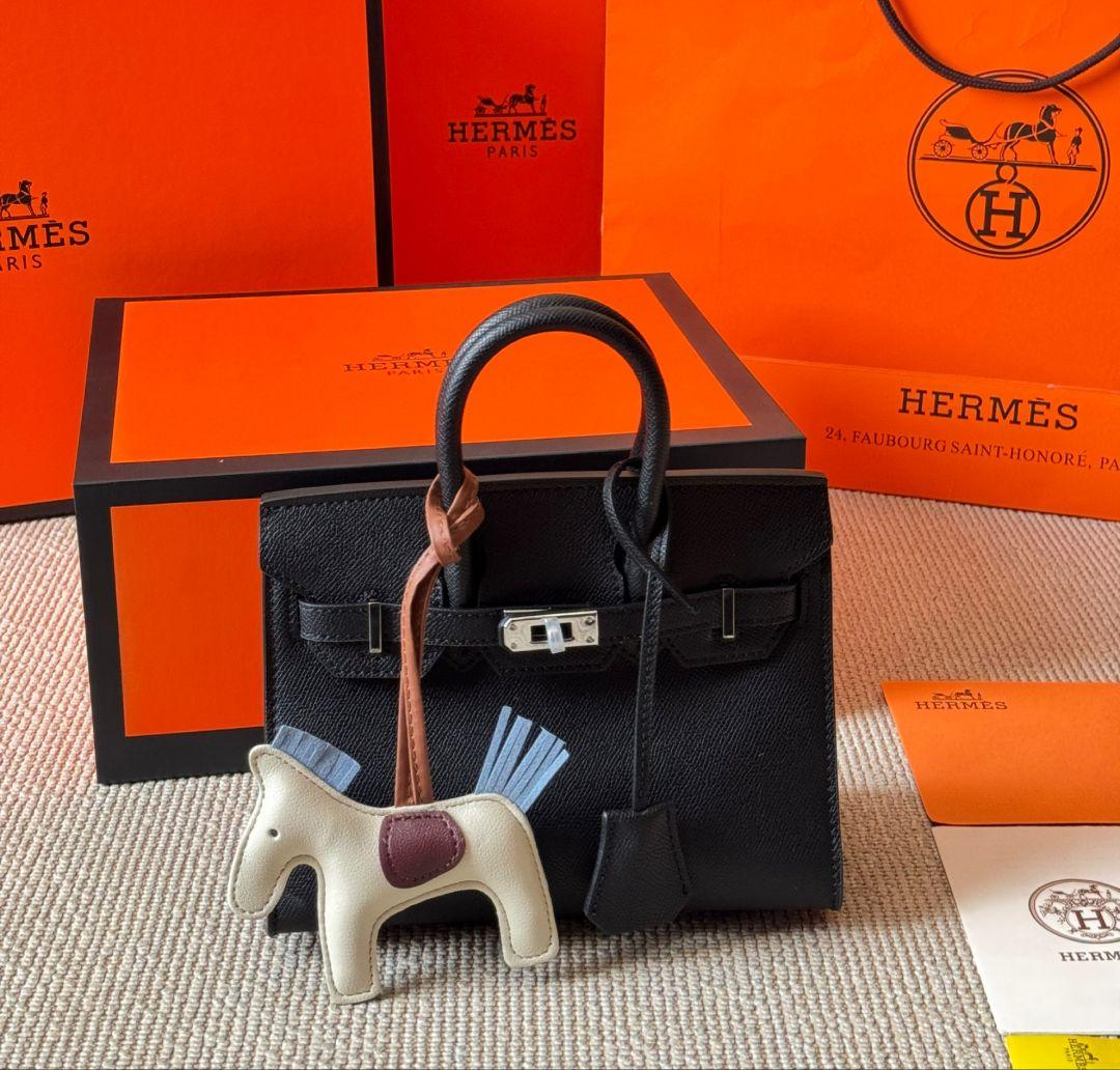 HERMES ブラックショルダーバッグ ホースチャーム付き目立った傷や汚れなし