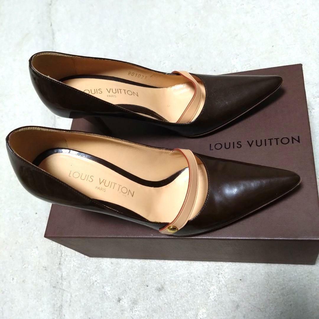 Louis Vuitton LVロゴ付きブラウンパンプス