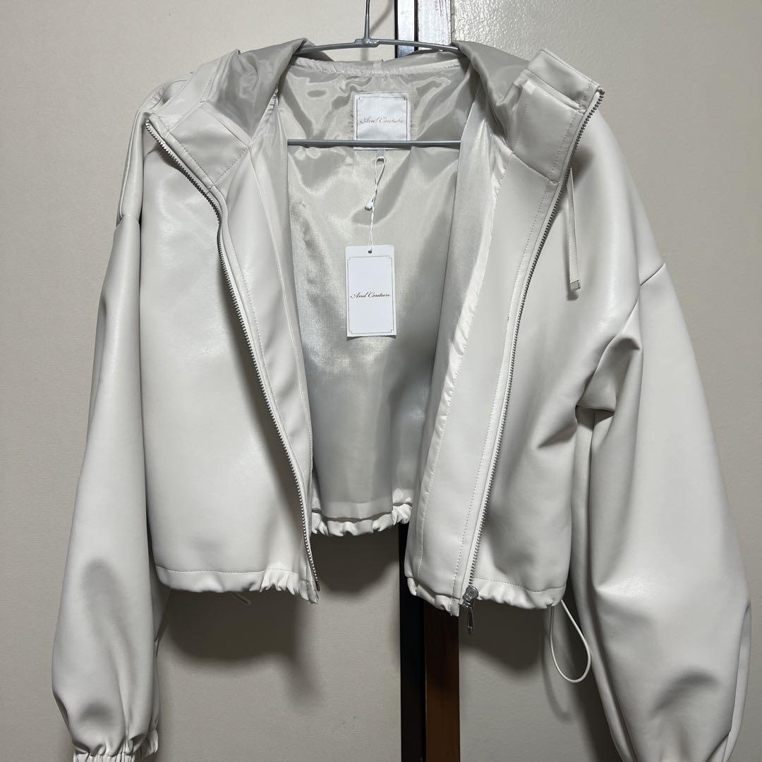 And Couture フェイクレザードロップショートマンパ オフホワイト And Couture フェイクレザードロップショートマンパ オフホワイト