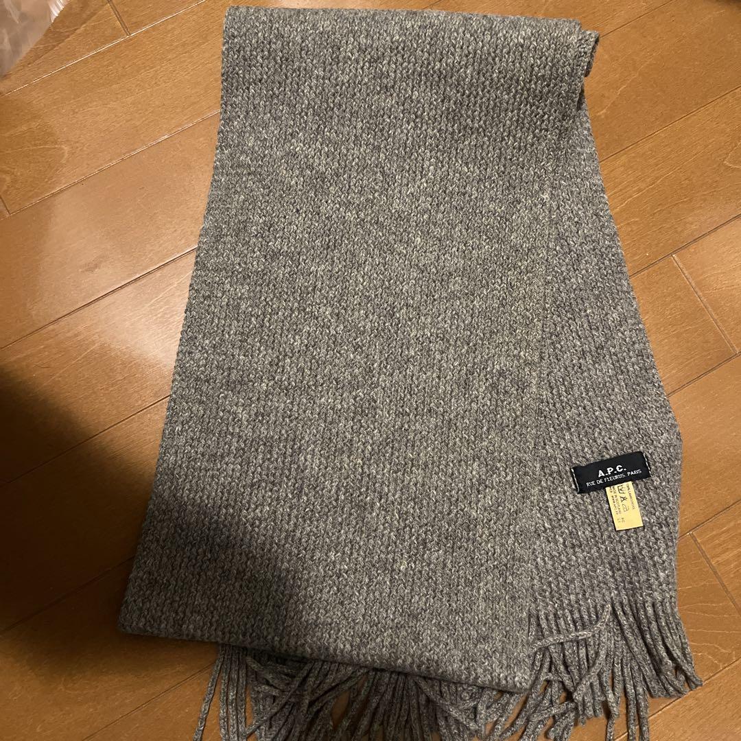 A.P.C. ウール グレー マフラー フリンジ付き A.P.C. ウール グレー マフラー フリンジ付き