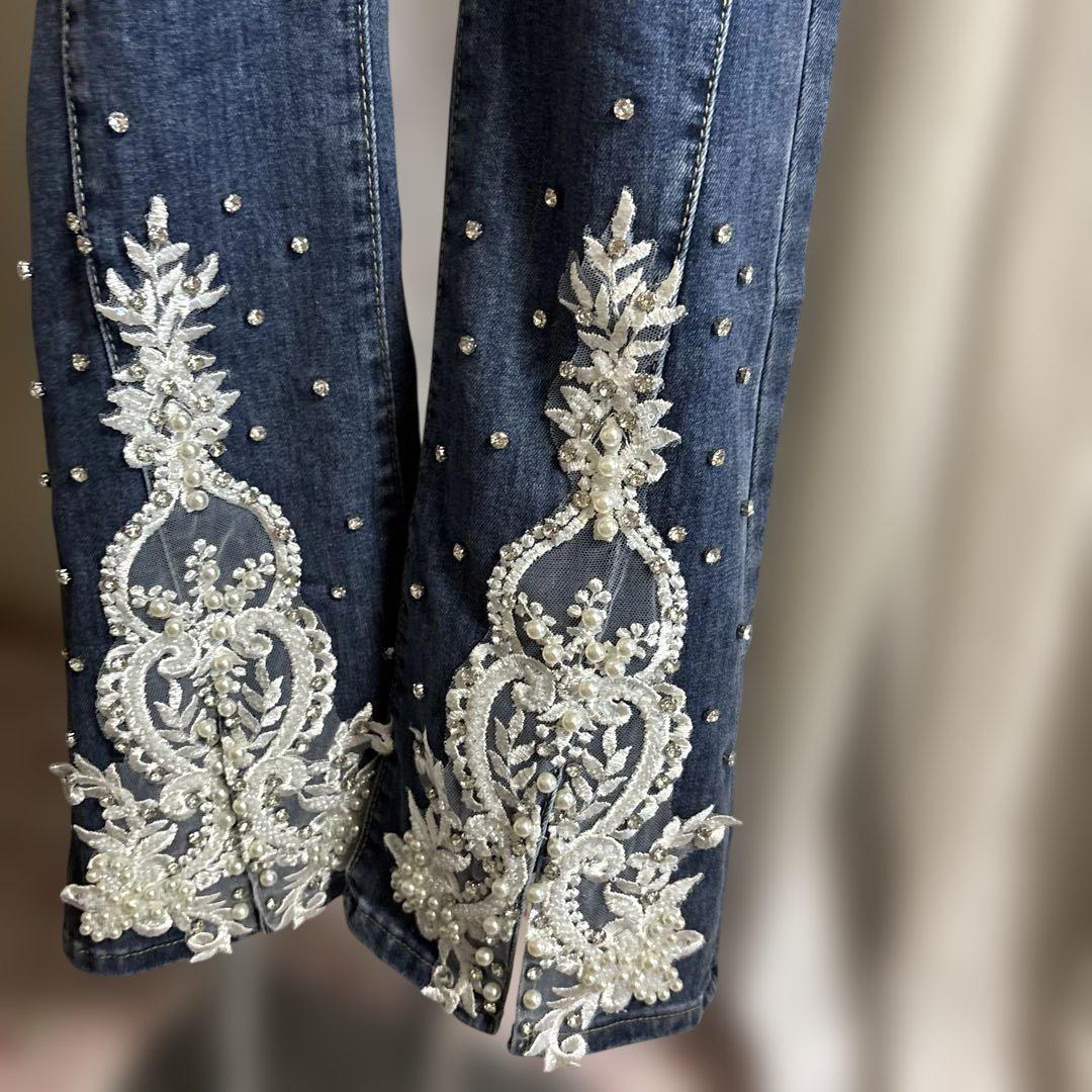 アルベロベロ　パンツ　ソフトデニム　刺繍　ビーズ ビーズ刺繍新品、セール値下デニムパンツ新品凄く綺麗で、ボディ