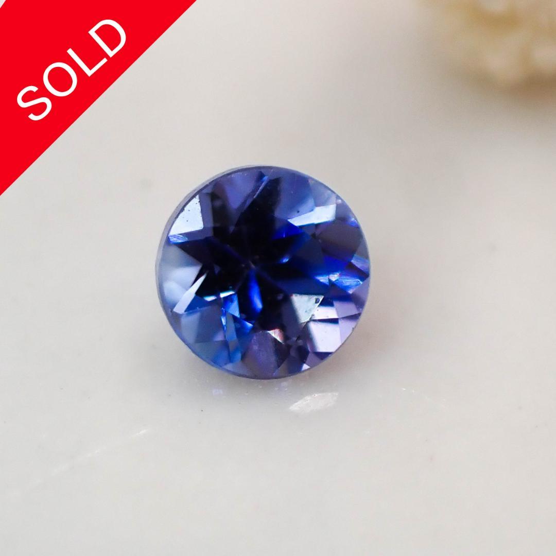 天然ベニトアイト0.105ct★濃いめ希少石★多色性宝石