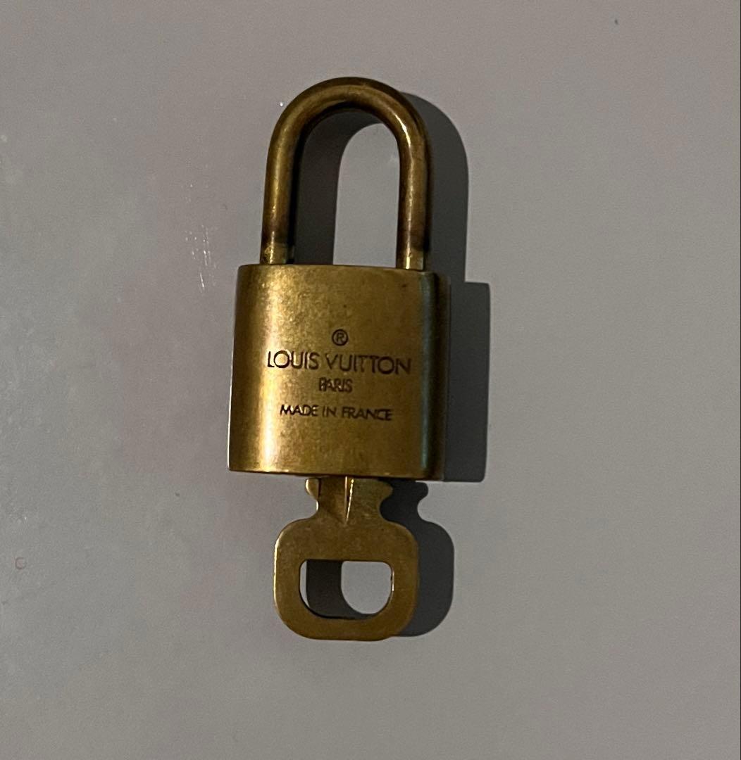 LOUIS VUITTONルイヴィトン エピ ポルトドキュマン・ヴォワヤージュ LOUIS VUITTONルイヴィトン エピ ポルトドキュマン・ヴォワヤージュ