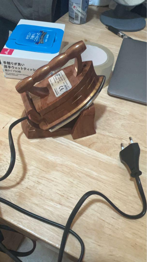 木製ハンドルのコンパクトアイロン