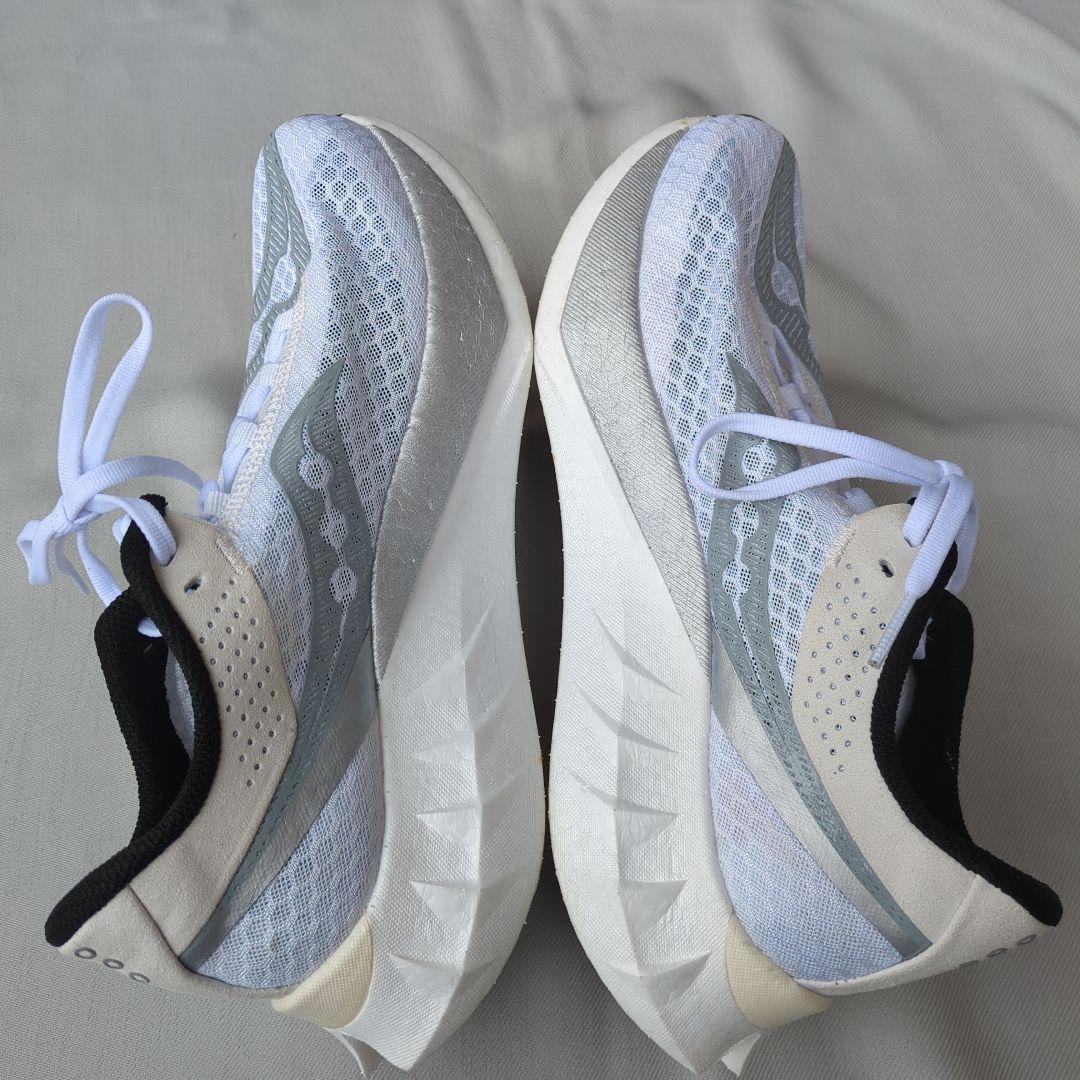 Saucony Endorphin Pro 4ホワイト/グレー27cm