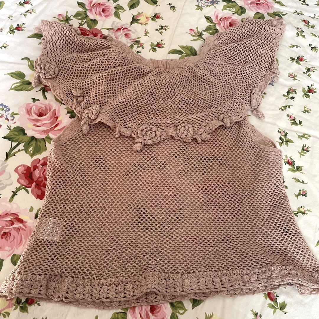 ワンダフルワールド　手編みの花モチーフ付透かし編みベストになります‼︎ ワンダフルワールド 手編みの花モチーフ付透かし編みベストに