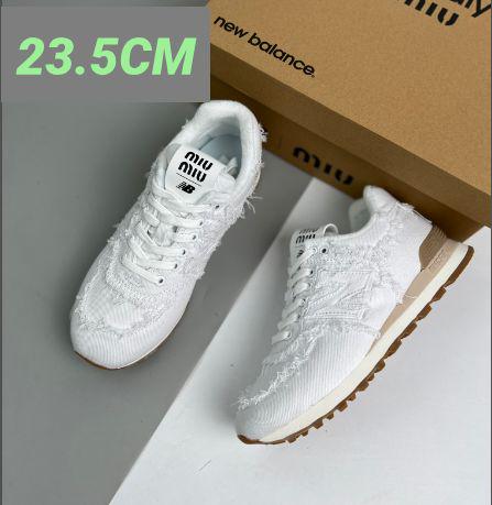 新品 ニューバランス miu 白です  おんなくつ 23.5センチです