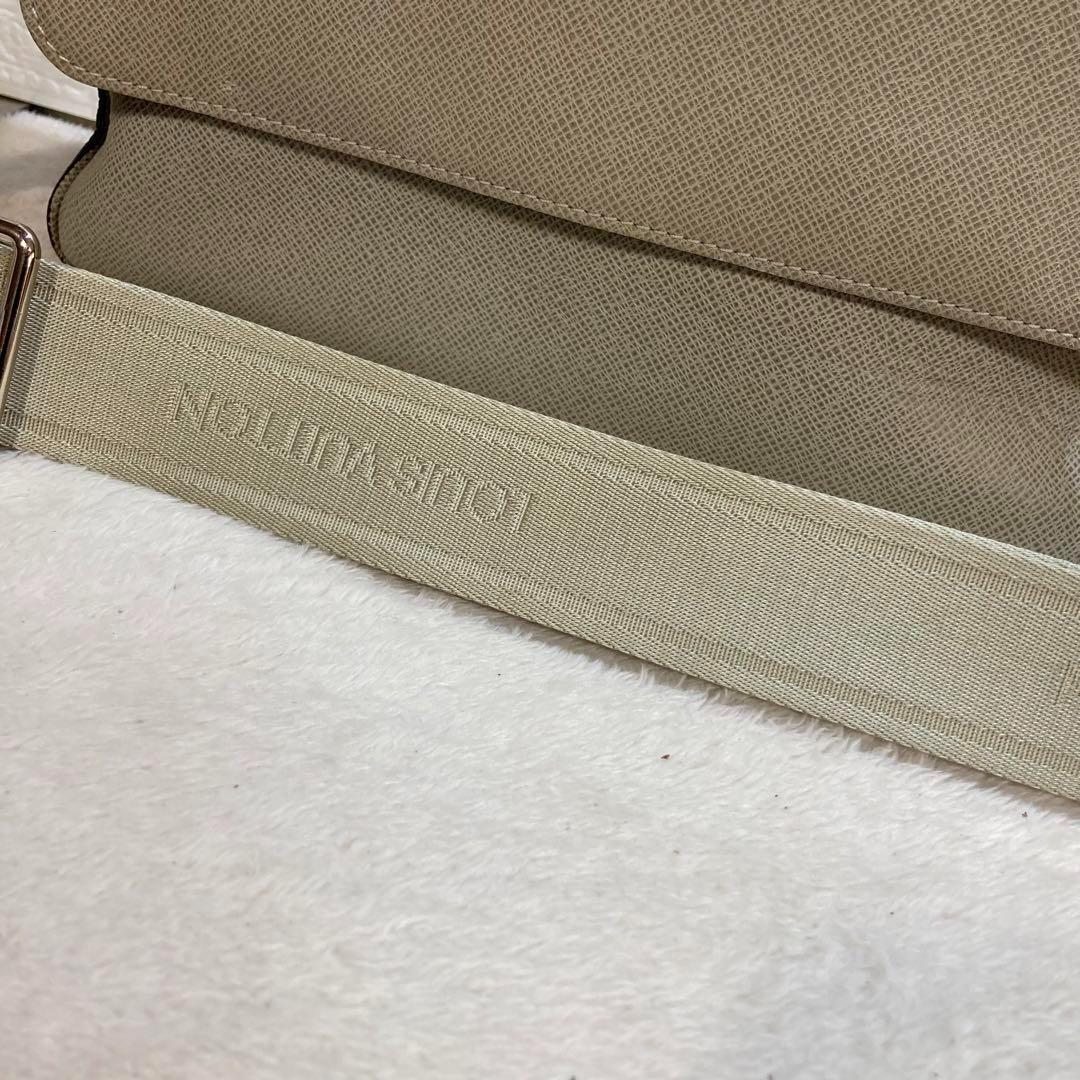 ！新品同然！　ルイヴィトン　タイガ　ロマン　ショルダーバッグ　M32633