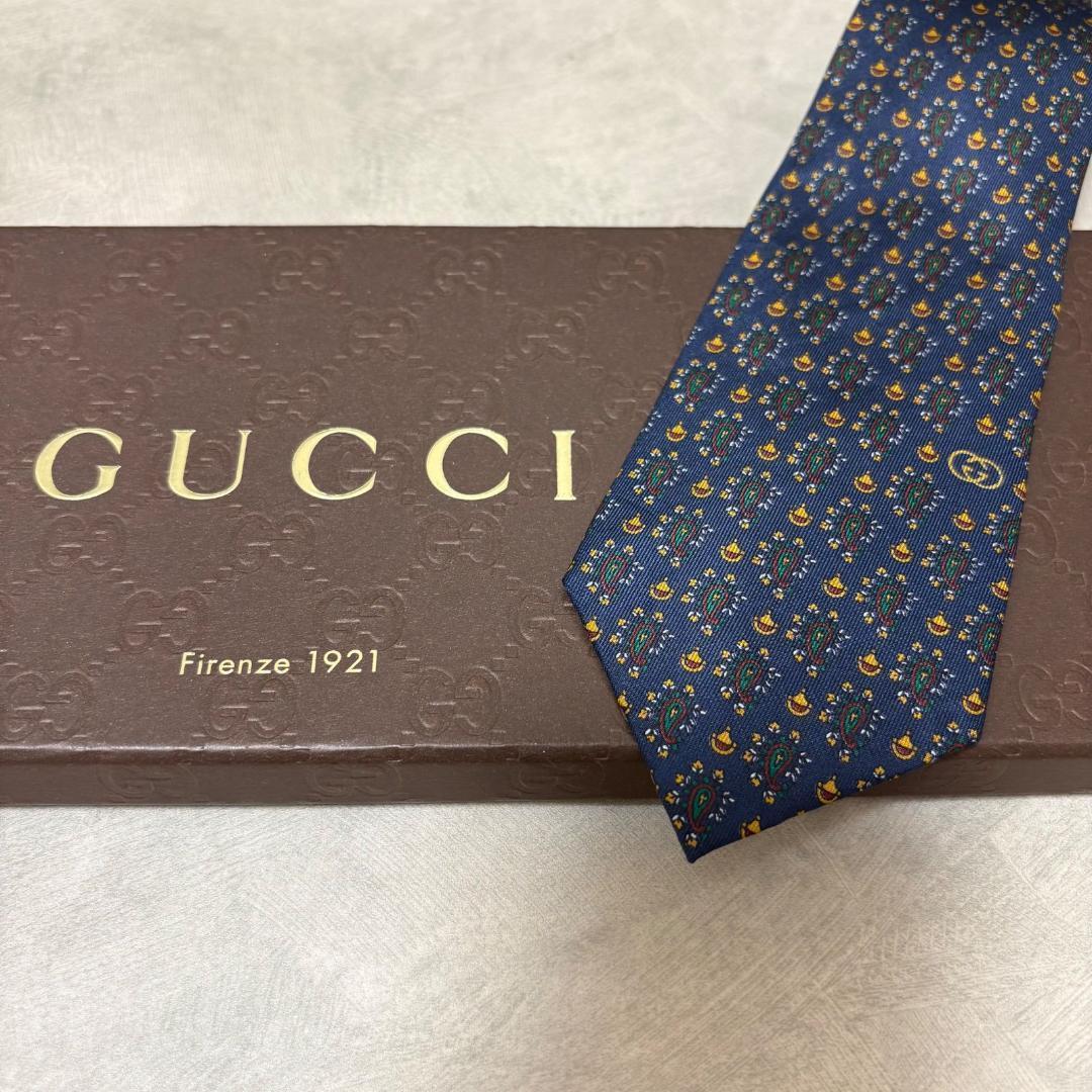 美品 GUCCI ネクタイ シルク100% ネイビー イエロー 総柄 GUCCI(グッチ)ネクタイ/総柄シルクネクタイ/シルク100% - メルカリ