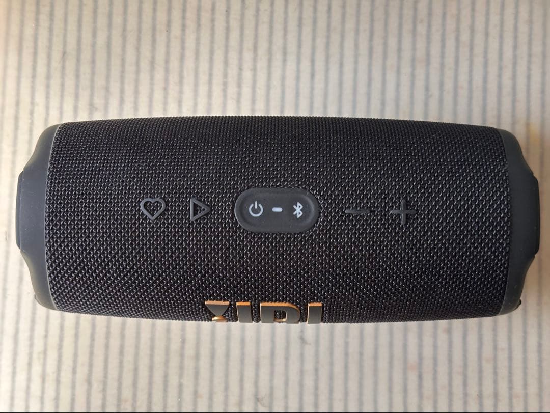 脈動する JBL Charge5 wi-fi