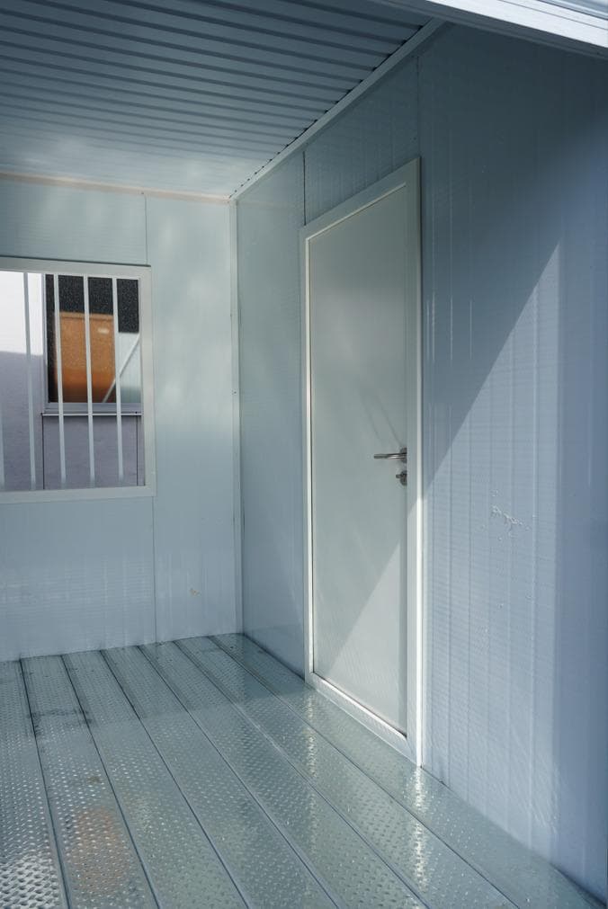 プレハブ倉庫完成組立済みサイズ 幅3m×奥行2.15m 幅シャッター扉付き HRDEVELOPMENT_JP