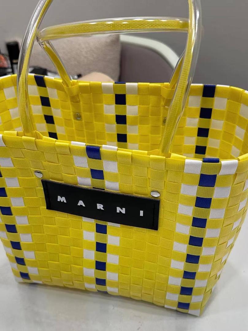 MARNI イエローの編み込みバスケットバッグ