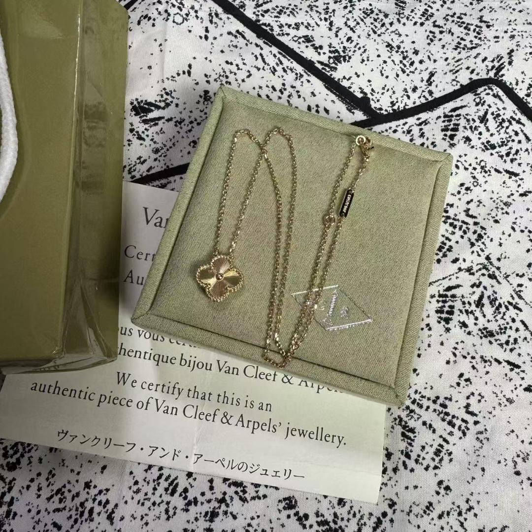Van Cleef & Arpels ローズゴールド クローバーネックレス Van Cleef & Arpels ローズゴールド クローバーネックレス