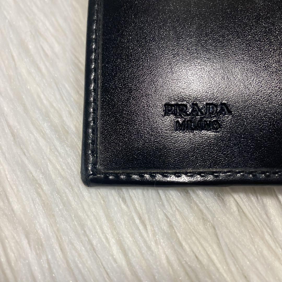 早い者勝ち　美品　PRADA プラダ　レザー　二つ折り　シルバーロゴ　黒　箱