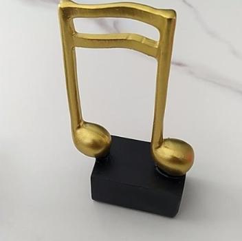 金色音符デザインの金属製装飾品