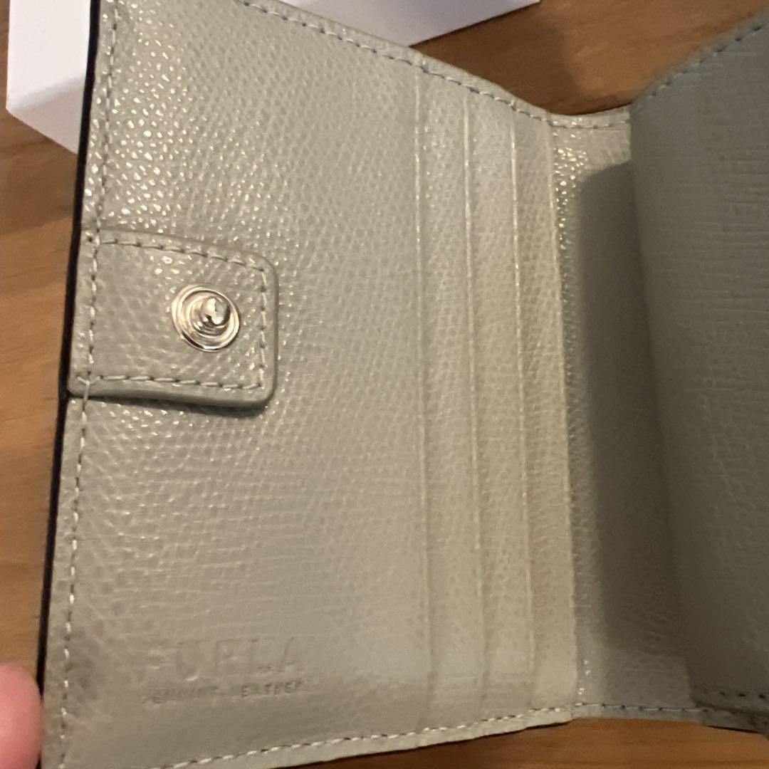 【美品】FURLA ニつ折り財布 2024年秋冬モデル