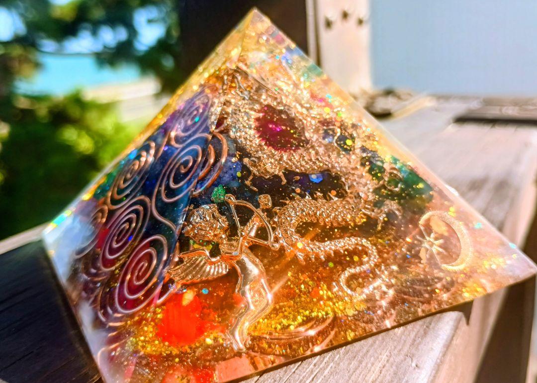 弥盛地✧昇龍✧鳳凰✧ピラミッド型のオルゴナイト CHAKRA✧鳳凰&昇龍✧ピラミッド型のオルゴナイト - メルカリ
