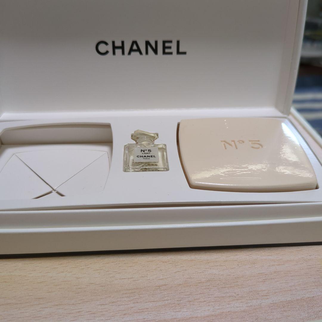 CHANEL 石鹸・香水セット Amazon.co.jp: CHANEL シャネル 国内正規品 N°5 ロー オードゥ