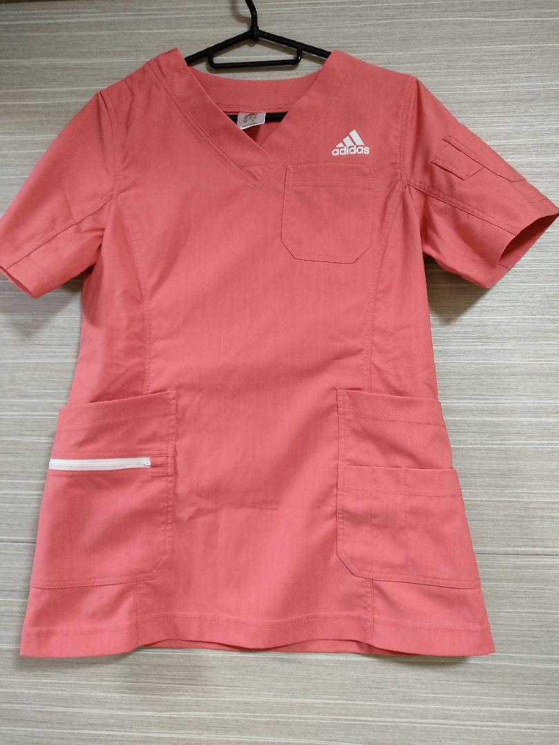 adidas　ｓ　看護師　スクラブ　ストレッチ　 Vネック　トップス　１回着用