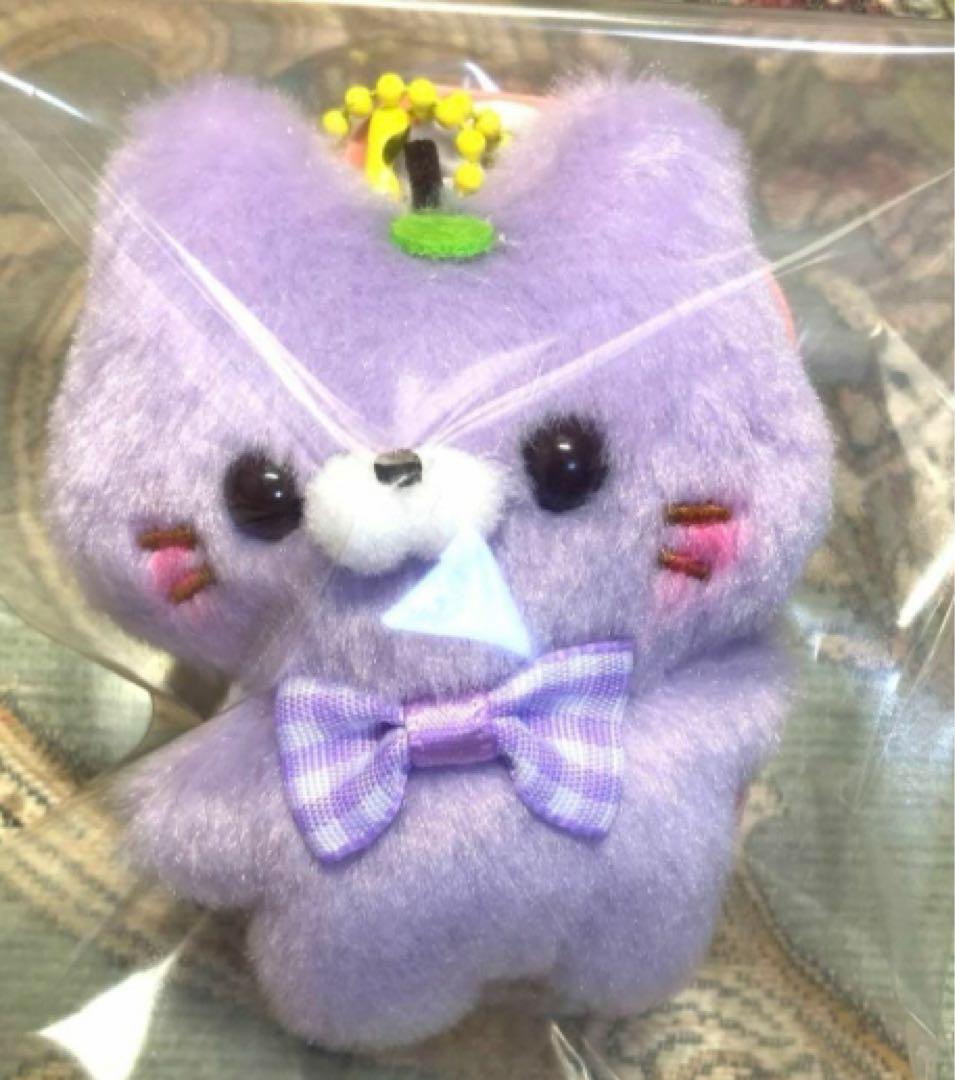紫色の猫型ぬいぐるみ