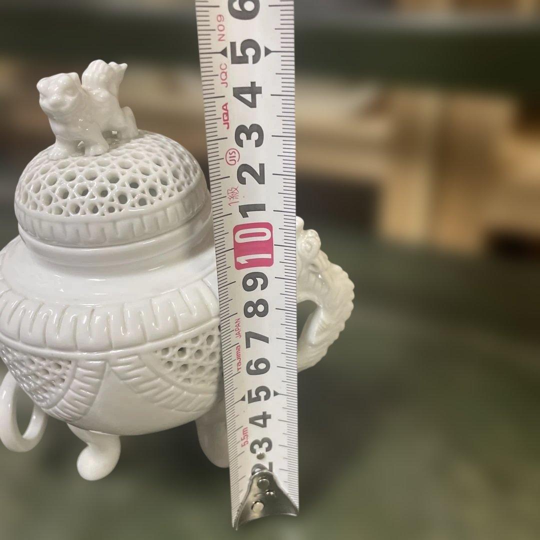 白磁香炉ふた耳 有田焼き京泉作 獅子と登り龍 透かし焼き三つ足 - メルカリ 白磁香炉ふた耳 有田焼き京泉作 獅子と登り龍 透かし焼き三つ足 - メルカリ