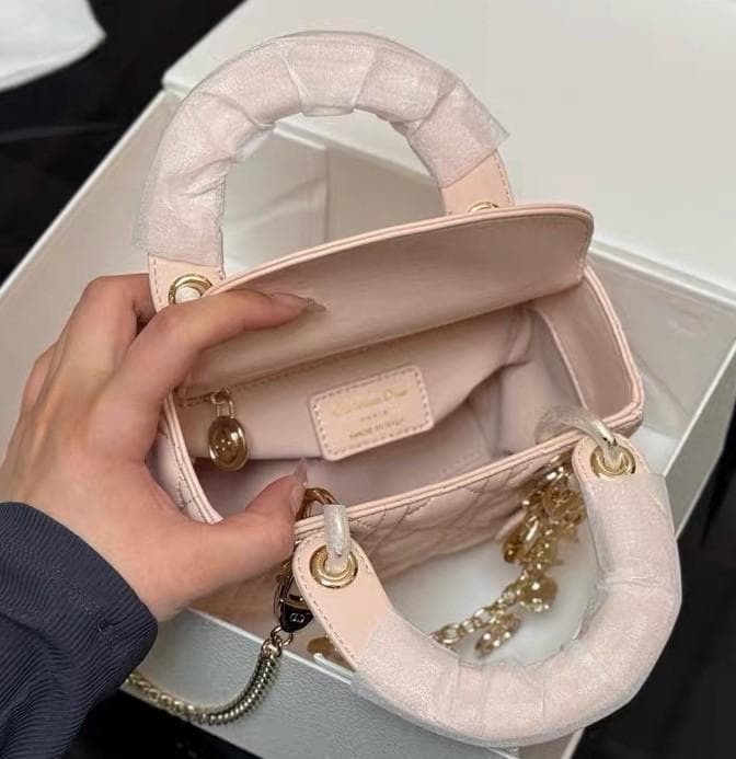 Dior ピンク キルティング ショルダーバッグ Dior ピンク キルティング ショルダーバッグ