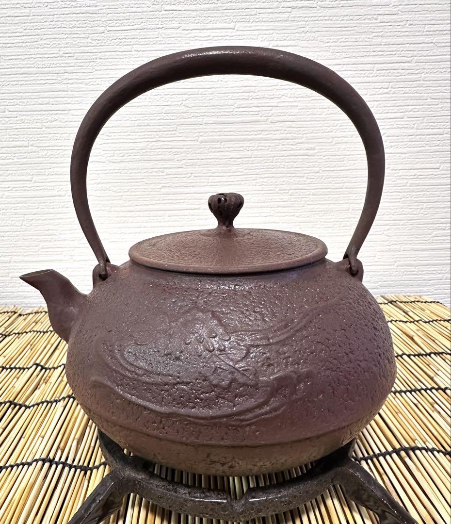 ＵＳＥＤ品、良品　南部三厳堂　菊華文様　１２型アラレ　南部鉄瓶　南部鉄器