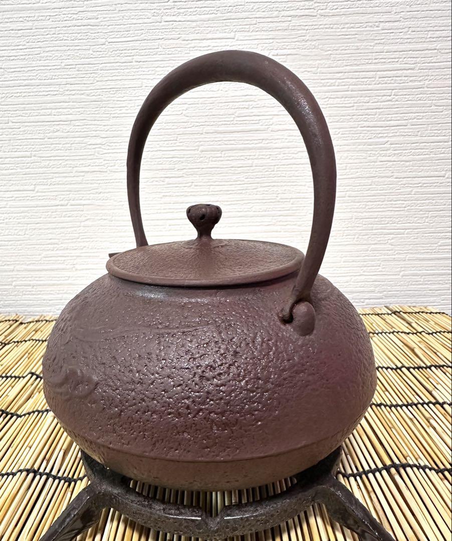 ＵＳＥＤ品、良品　南部三厳堂　菊華文様　１２型アラレ　南部鉄瓶　南部鉄器