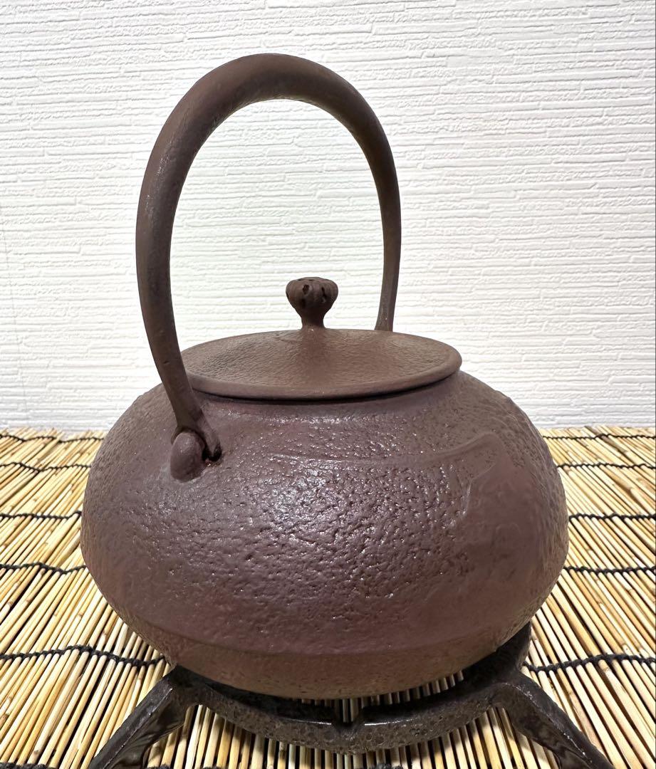 ＵＳＥＤ品、良品　南部三厳堂　菊華文様　１２型アラレ　南部鉄瓶　南部鉄器