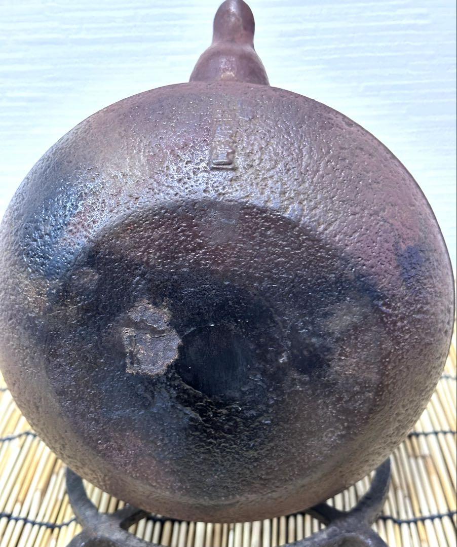 ＵＳＥＤ品、良品　南部三厳堂　菊華文様　１２型アラレ　南部鉄瓶　南部鉄器