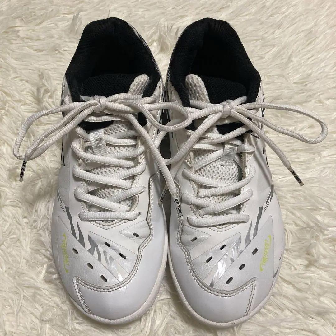 【YONEX】バドミントンシューズ24cm 桃田モデル 白 パワークッション65