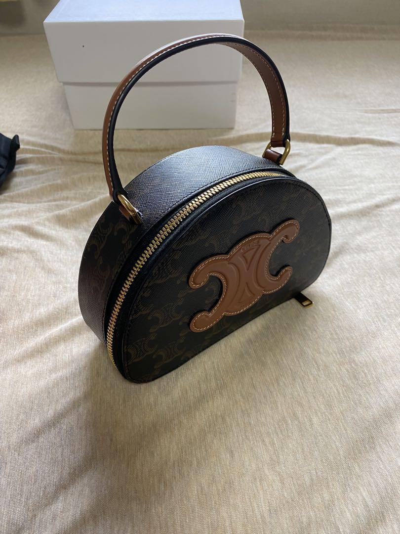 国内買付 すぐ届く【CELINE】ハーフムーンケース / トリオンフ 24新作 CELINE ハーフムーンケース トリオンフキャンバス タン