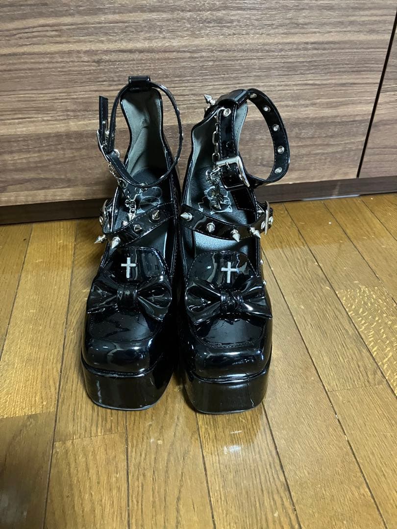 ブラックエナメル厚底パンプス23.5cm