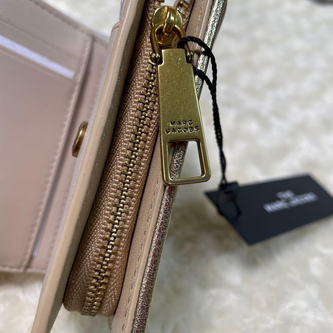 MARC JACOBSマークジェイコブス 新品タグ付き 二つ折り財布ベージュ MARC JACOBSマークジェイコブス 新品タグ付き 二つ折り財布ベージュ